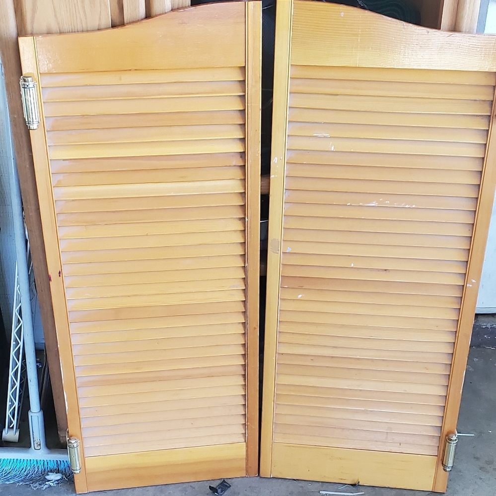Swinging bar doors